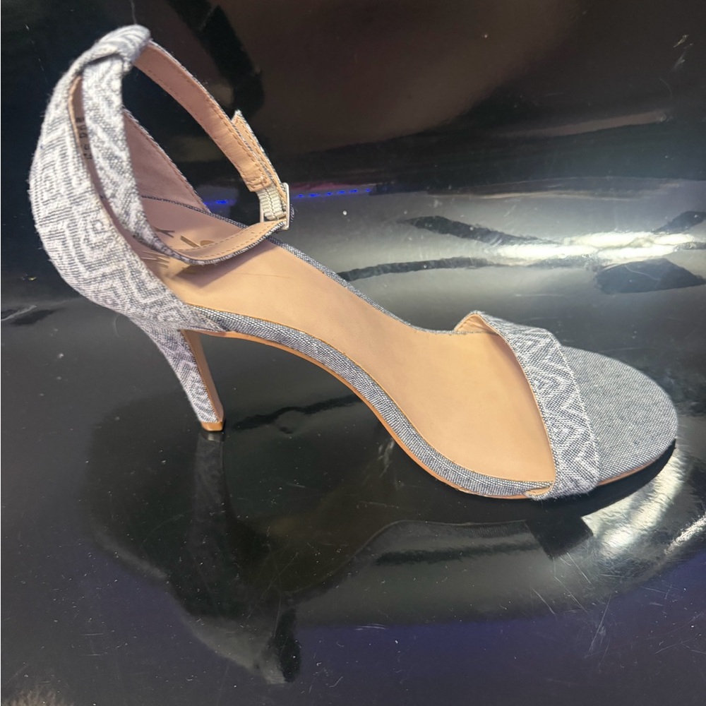 Lole Patterned Gray Ankle Strap Heels